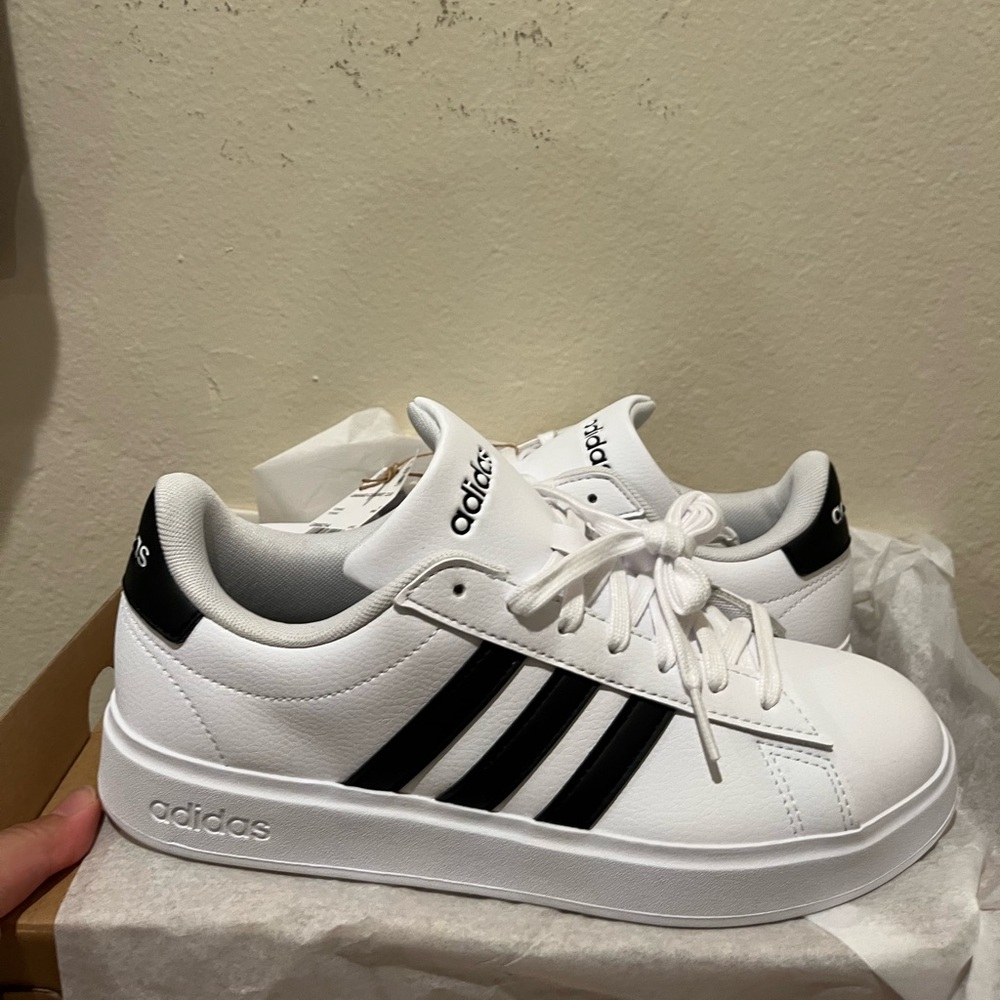 New 7.5 Adidas Grand Court 2.0 White and Black Shoes